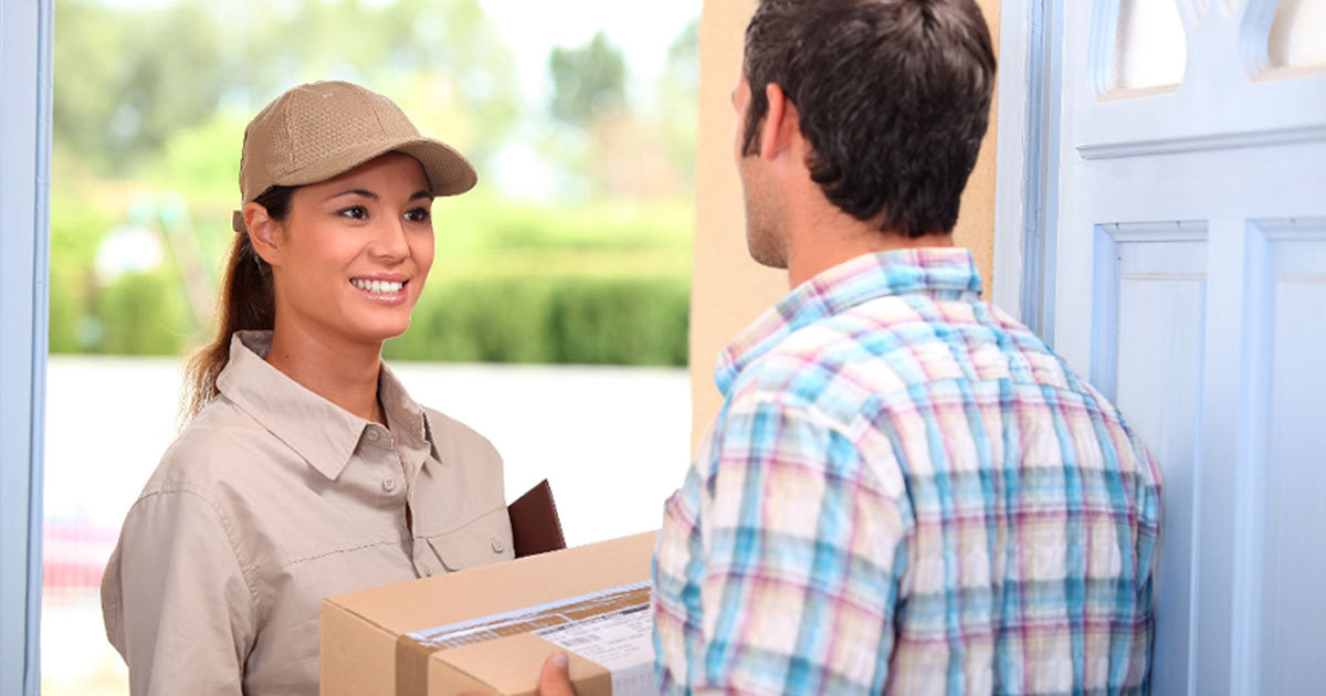 Delivery call. Девушка передает посылку. Delivery call. Курьер картинка. Delivery call.